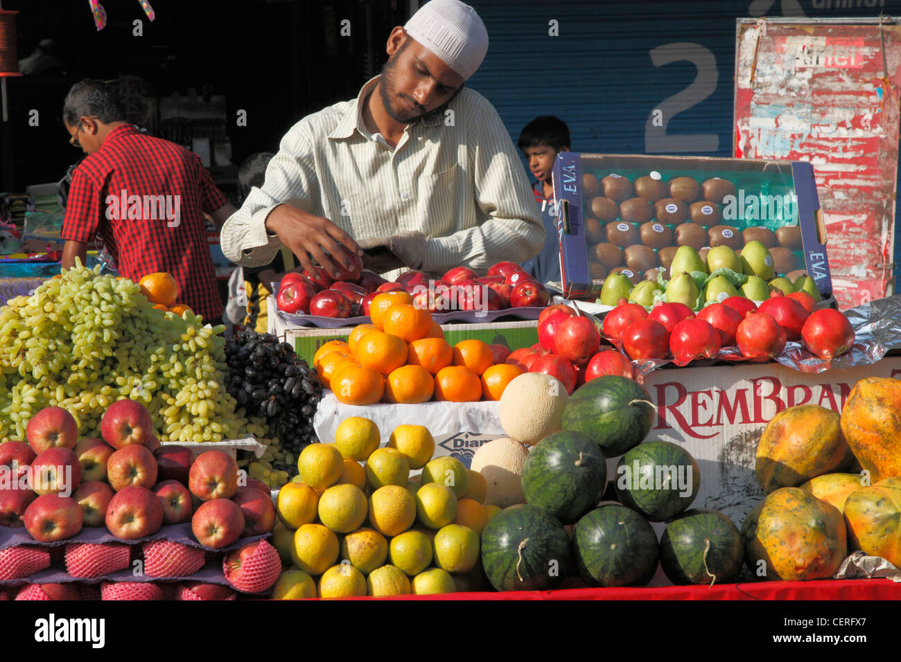 Indien, Maharashtra, Mumbai, Colaba, Markt, Menschen, Obst, Stockfoto