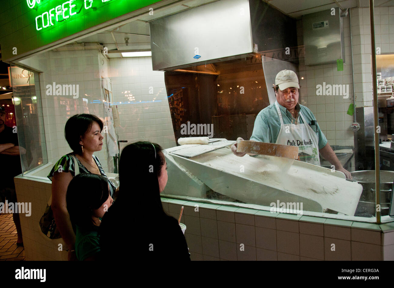 Ein Bäcker macht Krapfen in New Orleans Stockfoto