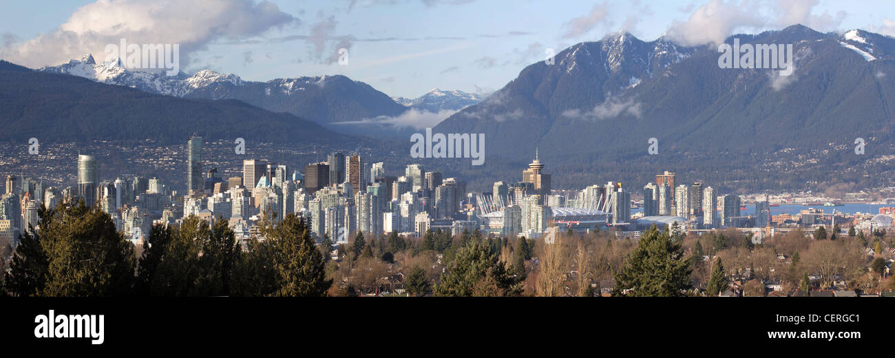 Skyline von Vancouver BC Kanada und Snow Capped Bergpanorama Stockfoto
