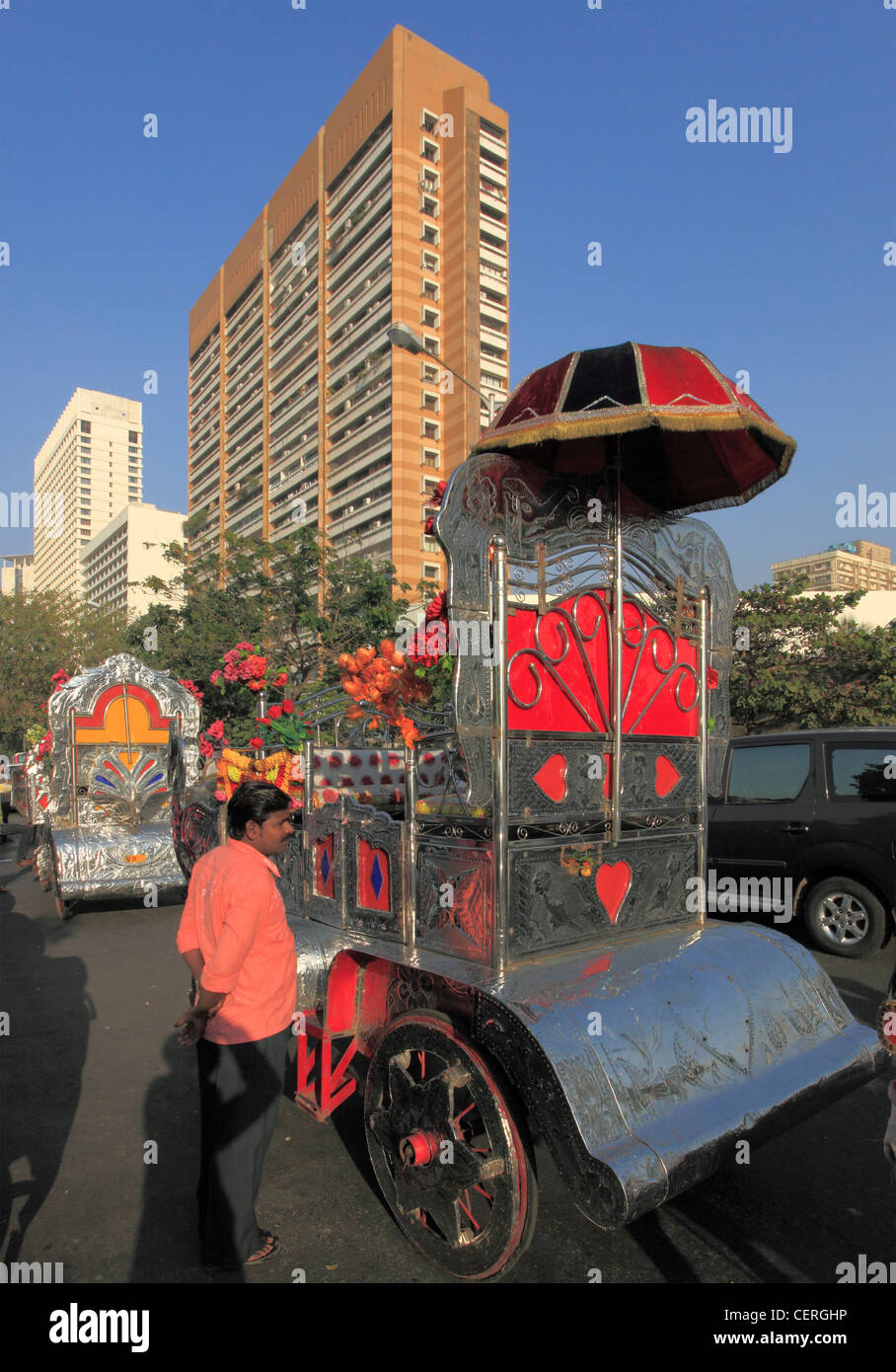 Indien, Maharashtra, Mumbai, Nariman Point, Wolkenkratzer, Menschen, Wagen, Stockfoto