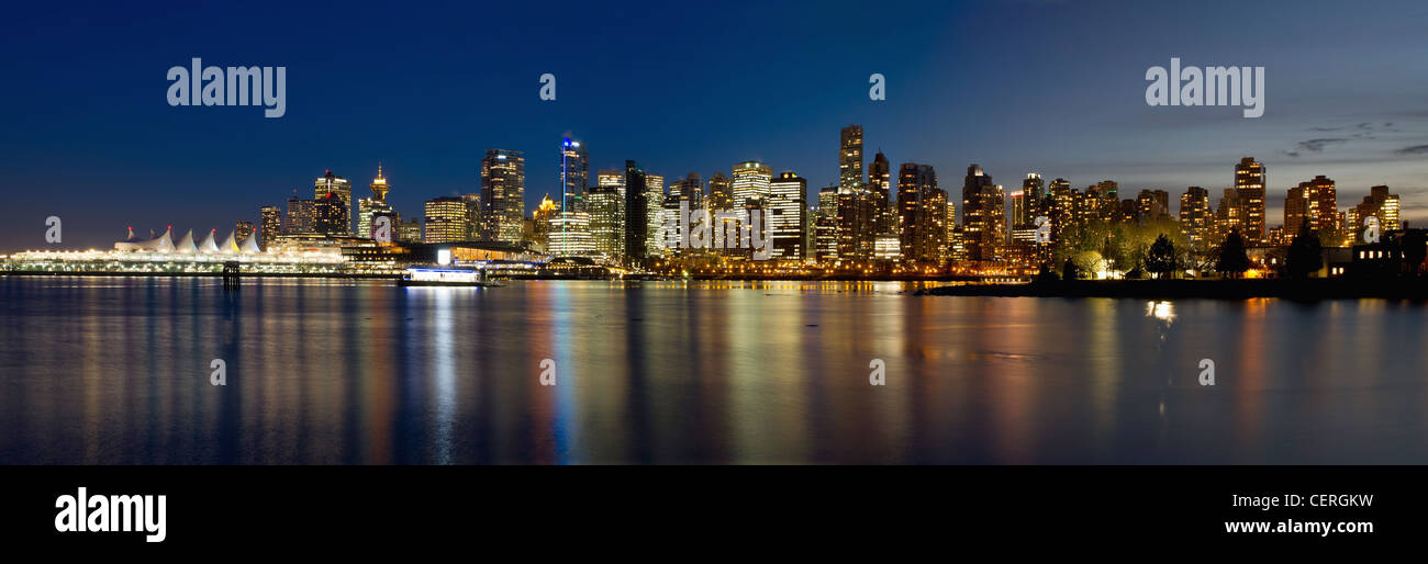 Vancouver BC Kanada Skyline entlang des False Creek vom Stanley Park am blauen Stunde Panorama Stockfoto