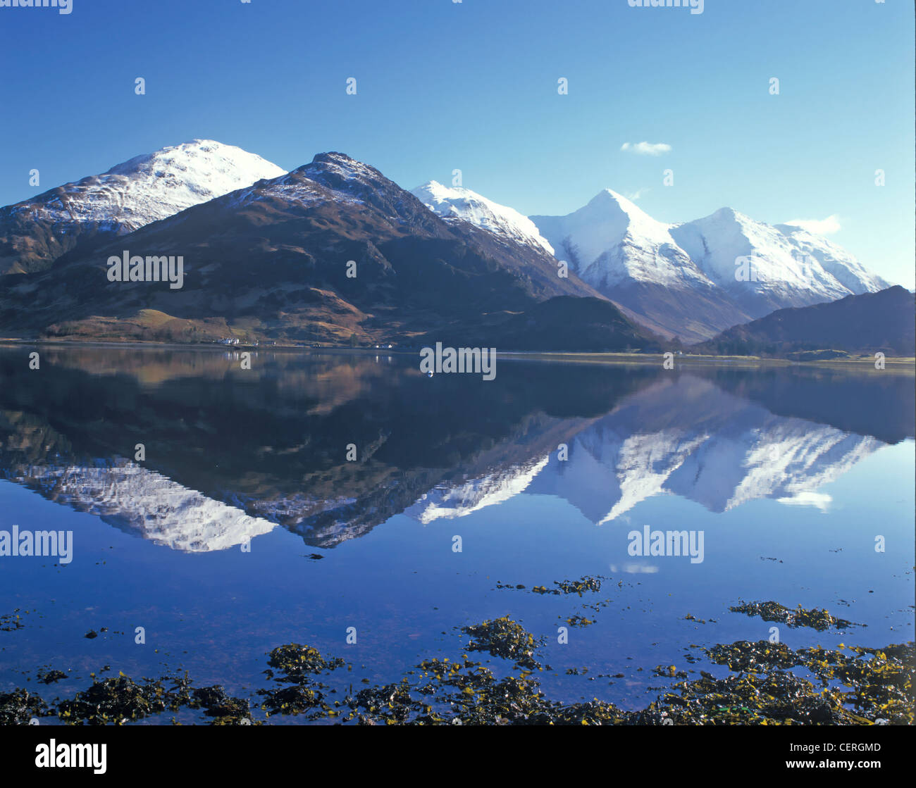 Die fünf Schwestern von Kintail von Loch Duich. Stockfoto