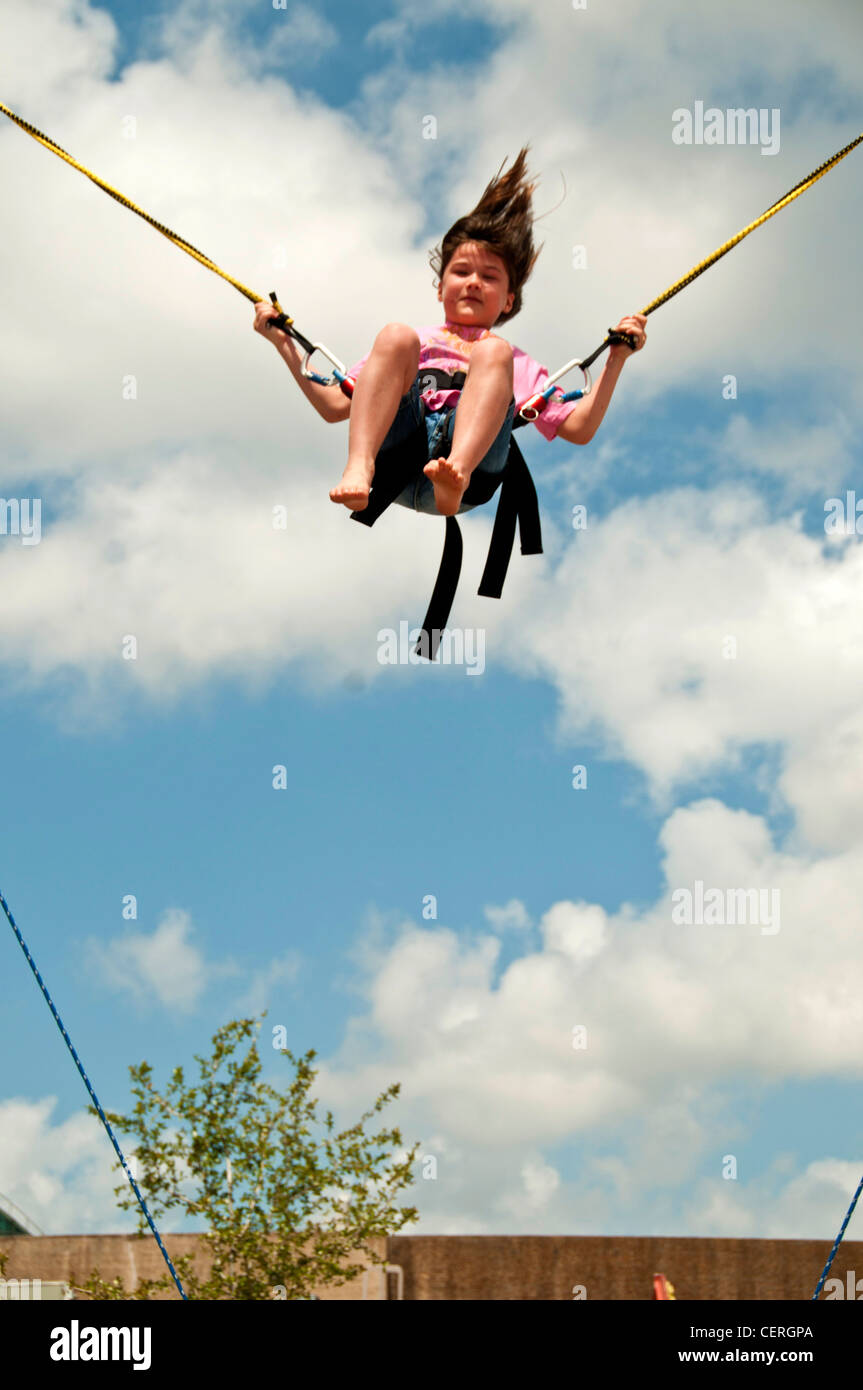 Eine Mädchen auf einem Bungee-Trampolin mit elastischen Seilen New Orleans  Stockfotografie - Alamy