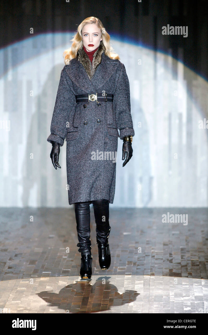 Gucci Mailand bereit zu tragen Herbst Winter Belted graue Tweed Mantel,  schwarze Lederhandschuhe und skinny Lederhose und Plattform Stockfotografie  - Alamy