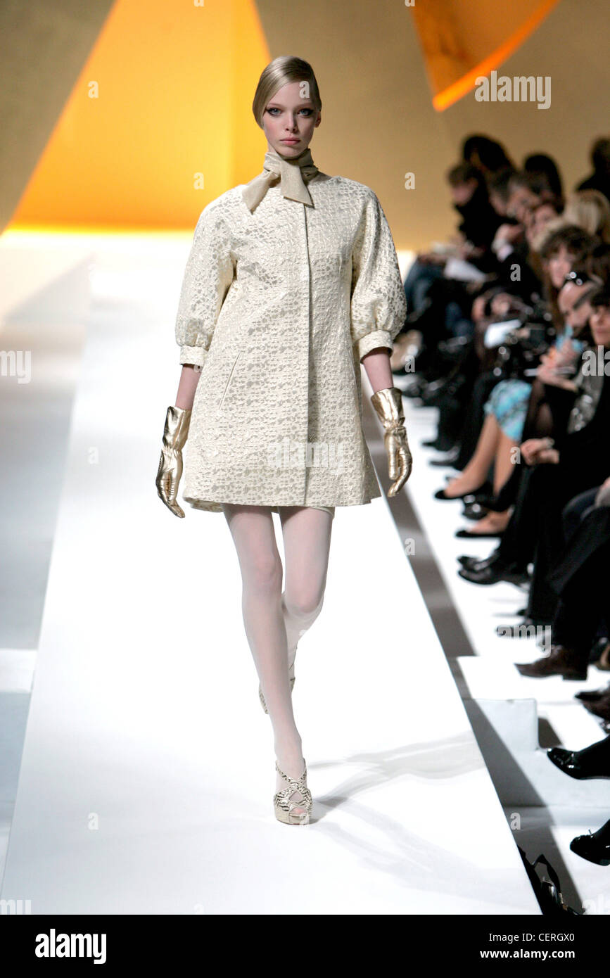 Moschino Mailand bereit zu tragen Herbst Winter russische Modell Polina  Kouklina strukturierte Elfenbein Mantel, weiße Strumpfhosen, gold Handschuhe  tragen Stockfotografie - Alamy