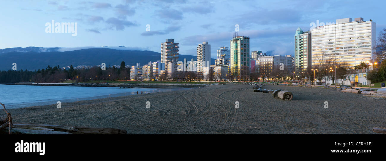 Waterfront Wohnanlage leben an der Sunset Beach in Vancouver BC Kanada zur blauen Stunde Stockfoto