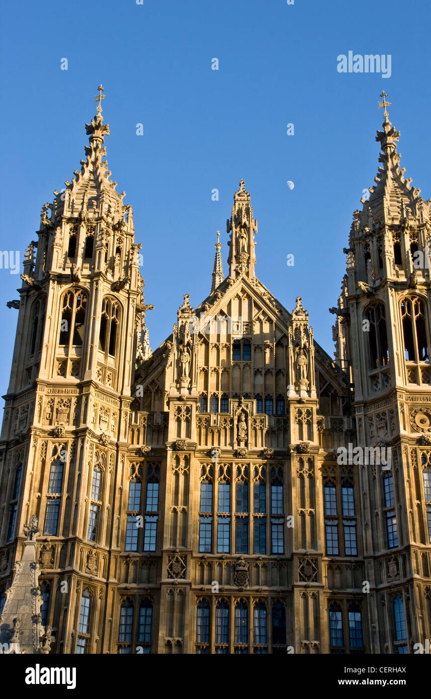 Neugotischen Architektur Klasse 1 aufgeführten Häuser des Parlaments Palace of Westminster mit tagsüber Mond London England Europa Stockfoto