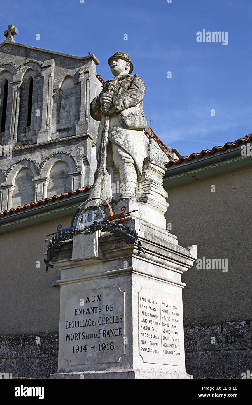 Kriegerdenkmal & Kirche, Léguillac-de-Cercles, SW-Frankreich Stockfoto