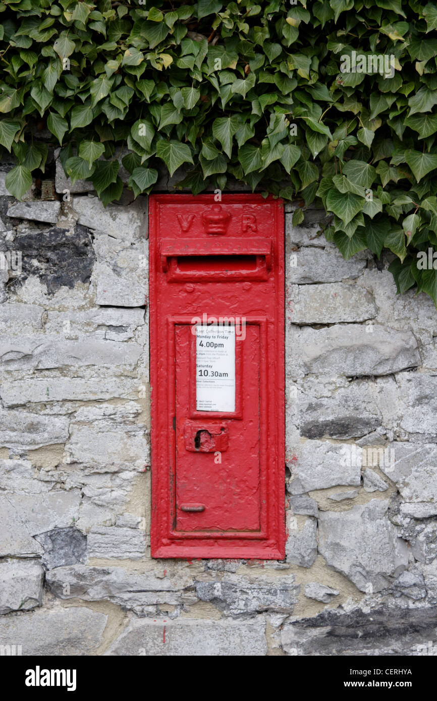 Wand rot Briefkasten, England, UK Stockfoto