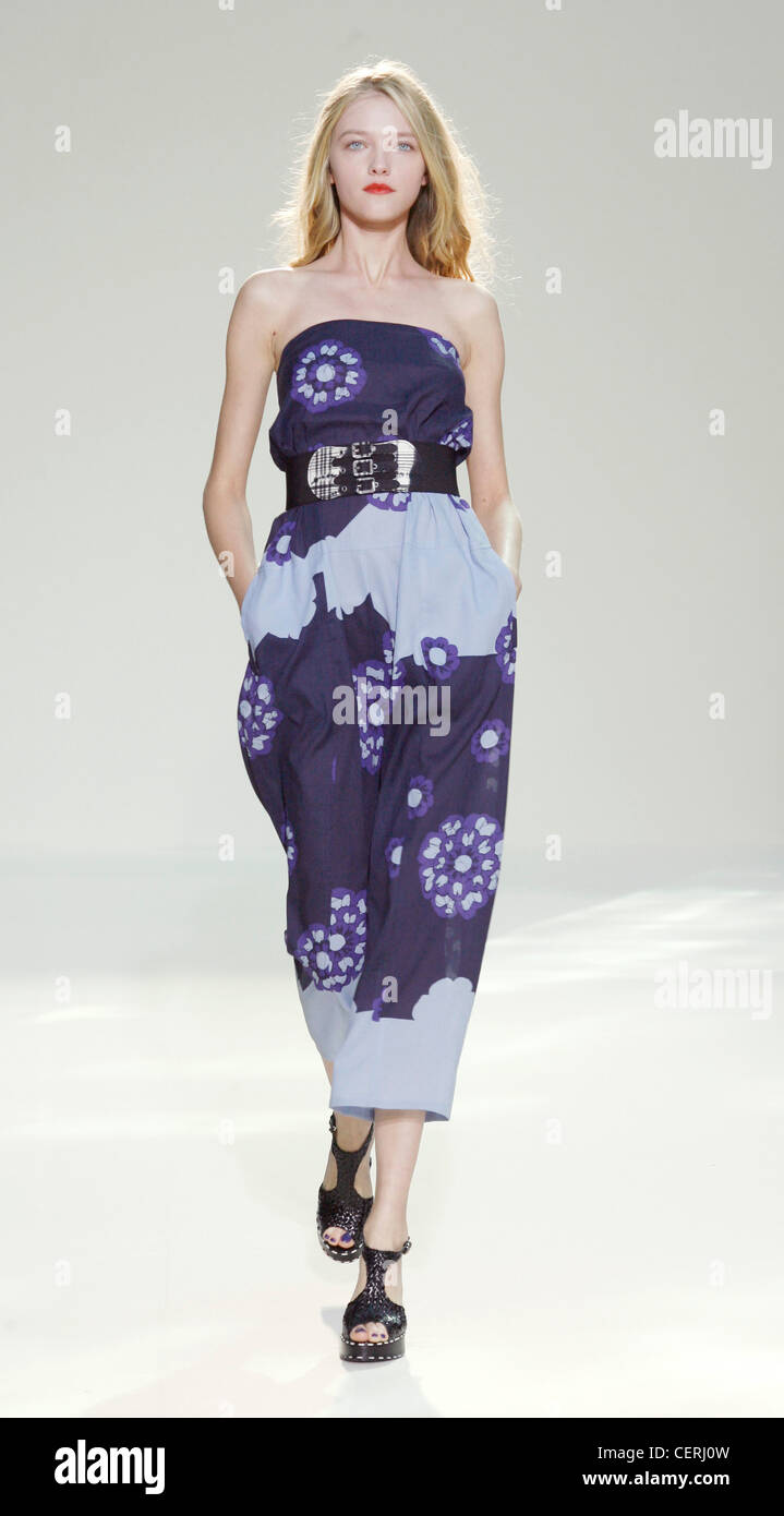 Nicole Farhi London bereit zu tragen Frühling Sommer zwei Ton blaue Krawatte und Farbstoff floral print lange trägerlosen Overall Gürtel und t-bar Stockfoto