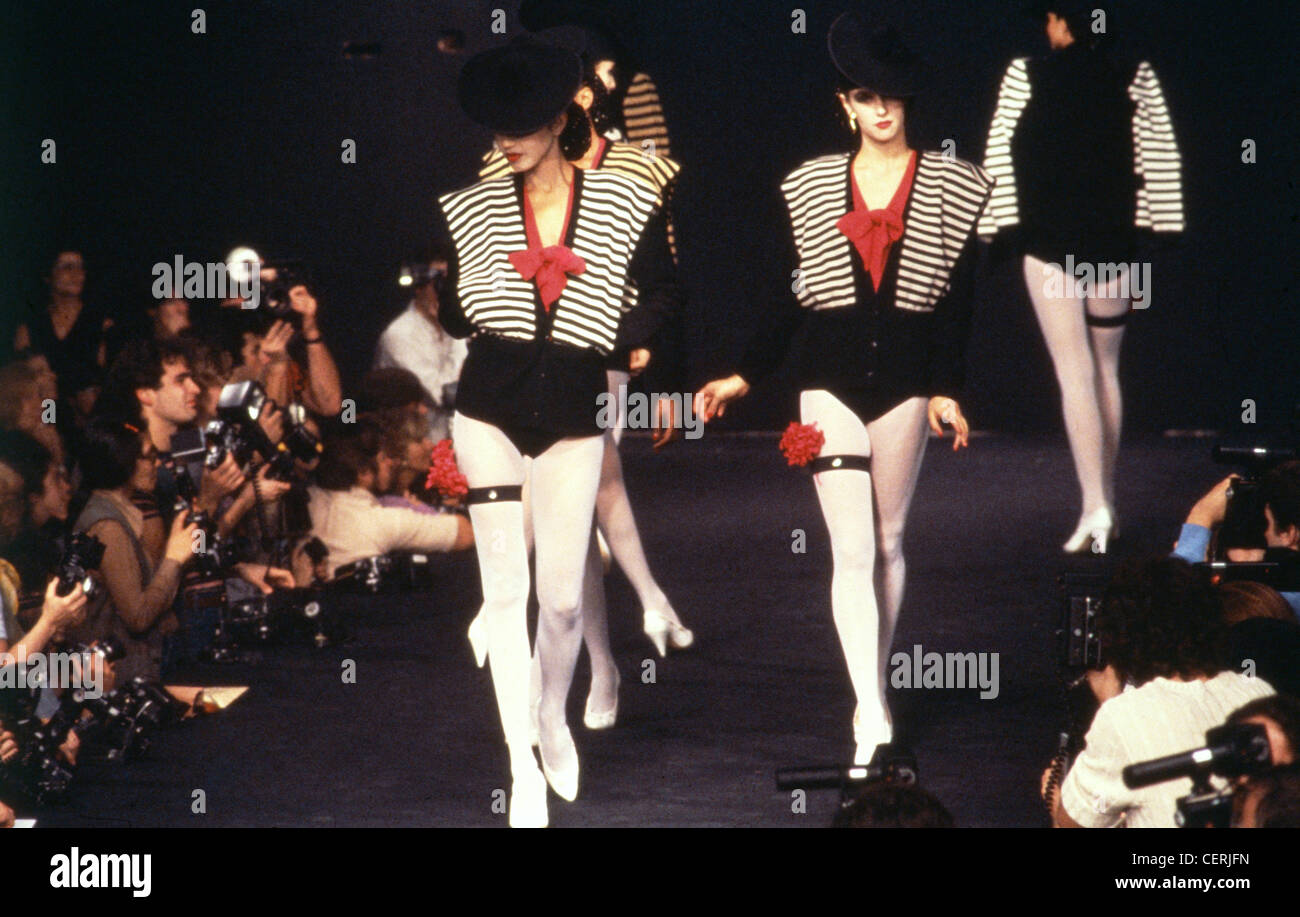 Paris Sommer Sonia Rykiel Gruppe von Models tragen schwarze Hüte und schwarze und weiße gestreifte Strickjacken über rote Blusen schwarz Stockfoto