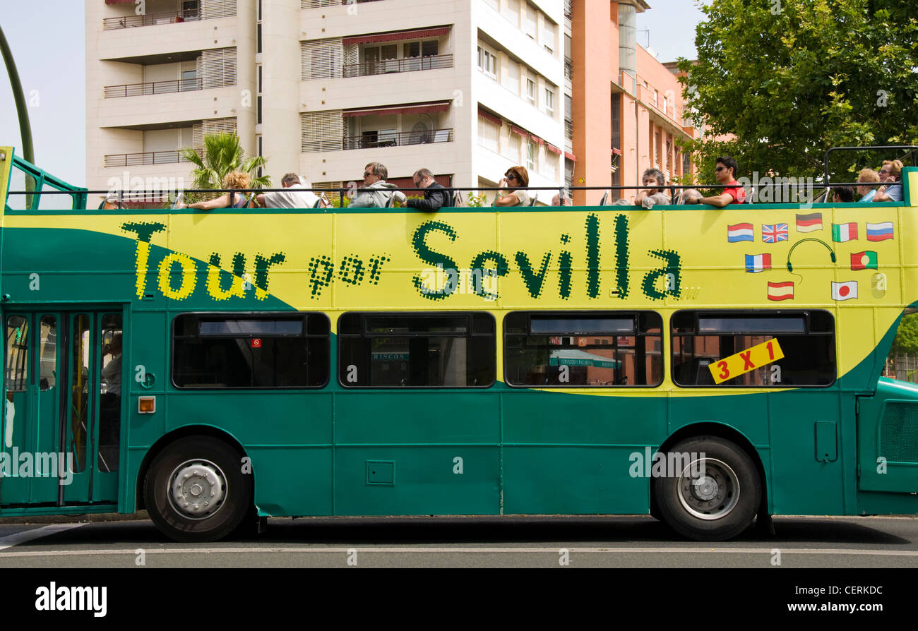 Tour von Sevilla-Sevilla Bus oben offen mit Touristen an Bord Stockfoto