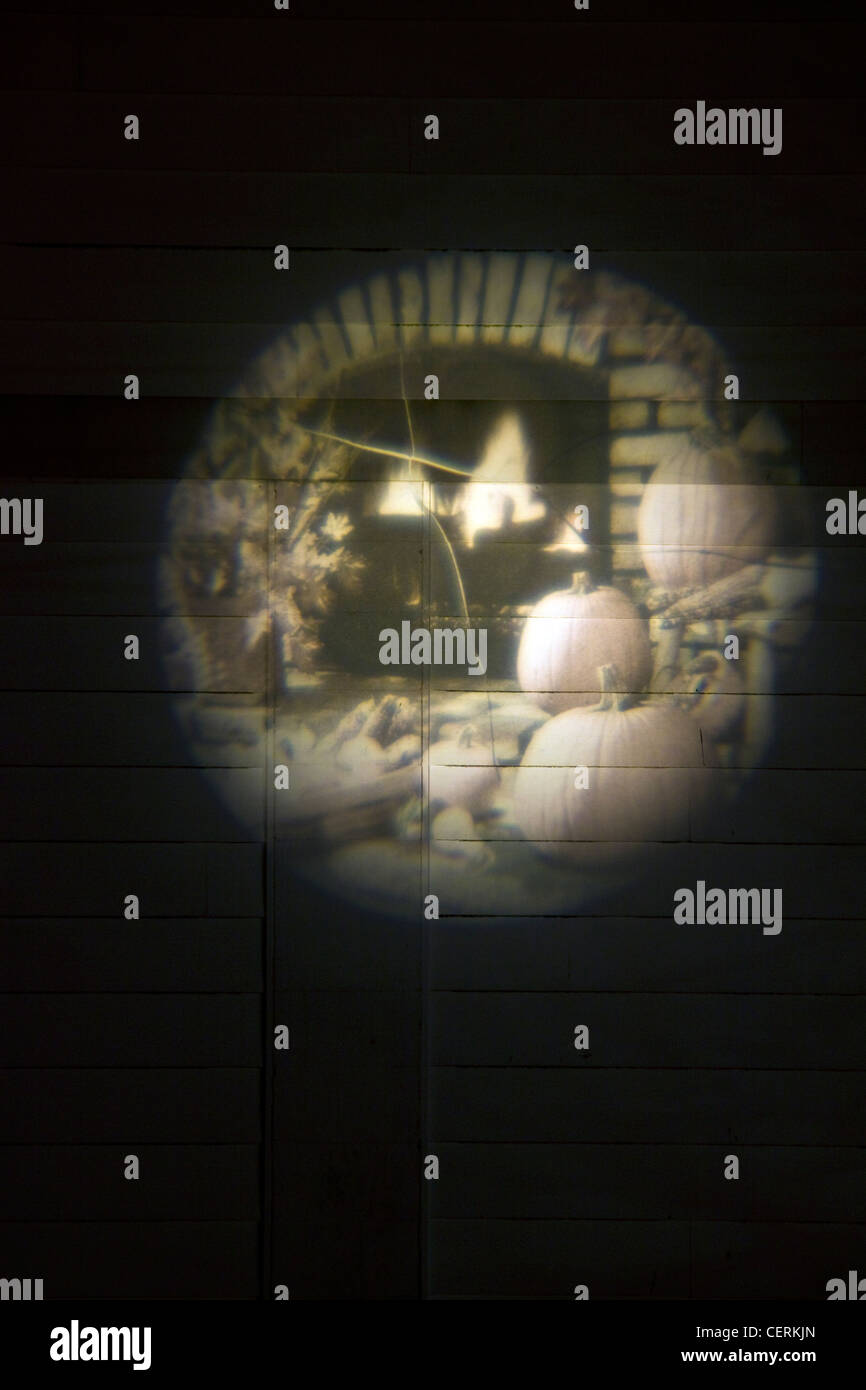 Eine Projektion von uns Thanksgiving Motiv auf eine Wand von Fox und Holston Beerdigungsinstitut in Chincoteague Insel Virginia Stockfoto