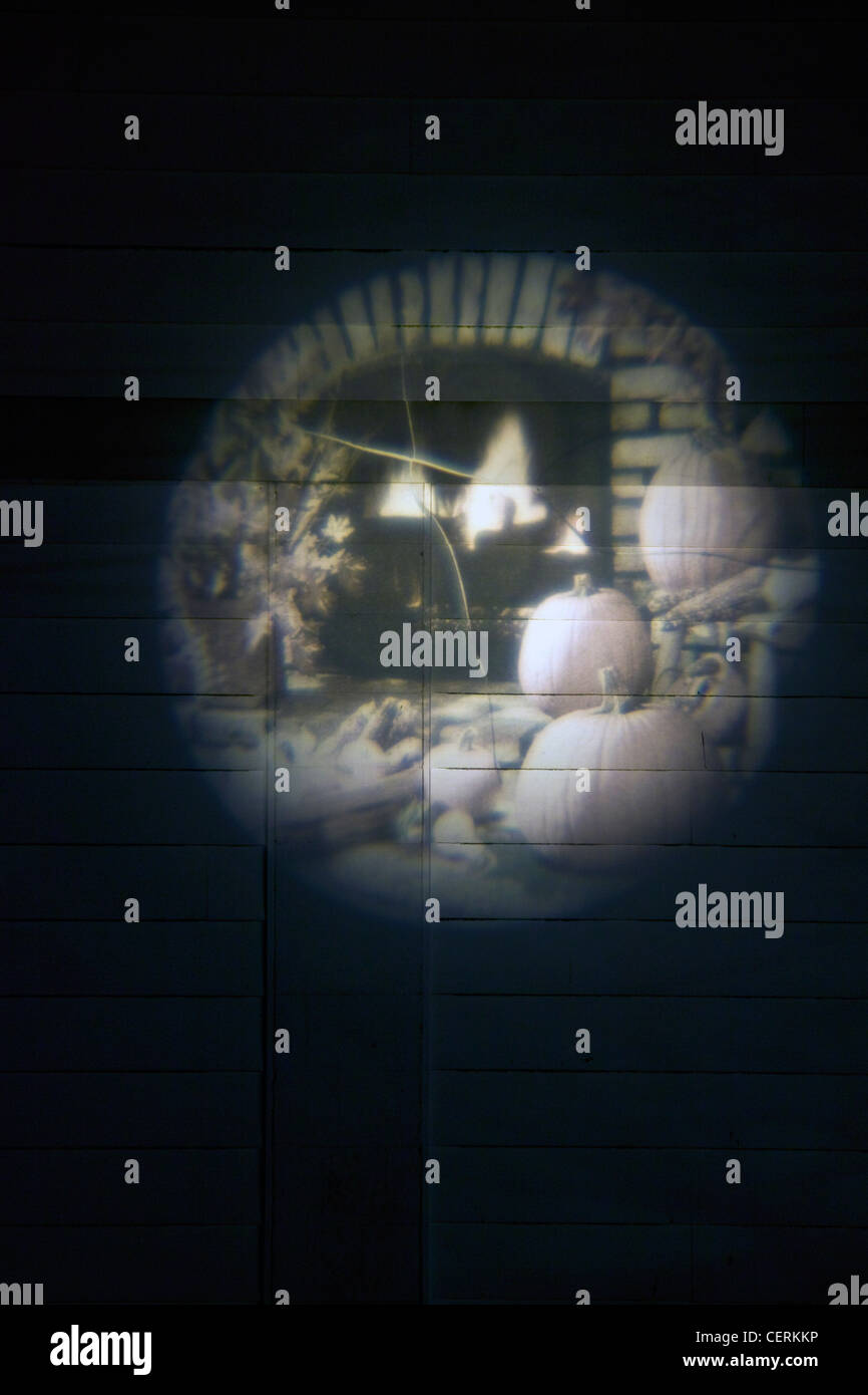 Eine Projektion von uns Thanksgiving Motiv auf eine Wand von Fox und Holston Beerdigungsinstitut in Chincoteague Insel Virginia Stockfoto