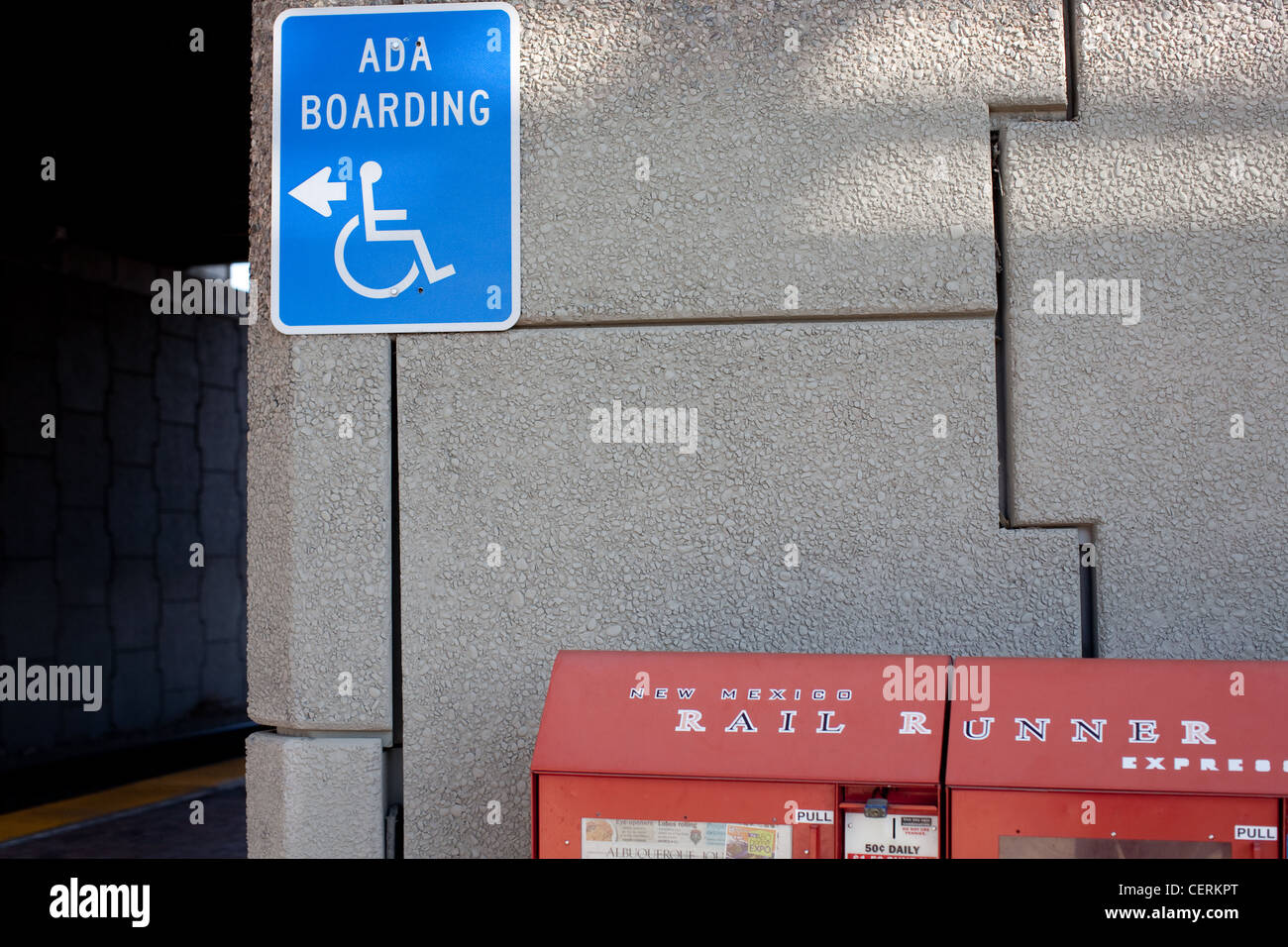 ADA für Behinderte Zeichen auf einem Bahnhof einsteigen. Stockfoto