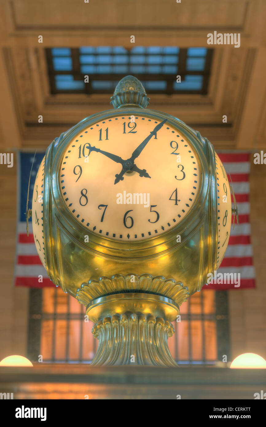 Die Uhr auf dem Informationsstand in der Halle des Grand Central Terminal in New York City. Stockfoto