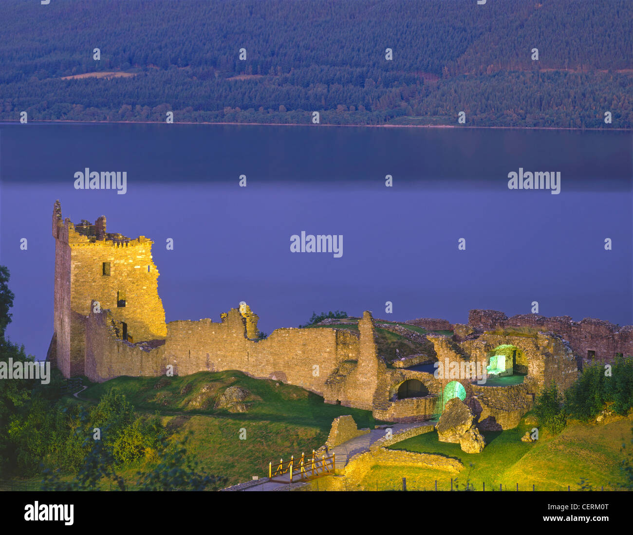 Urquhart Castle am Loch Ness bei Nacht. Stockfoto