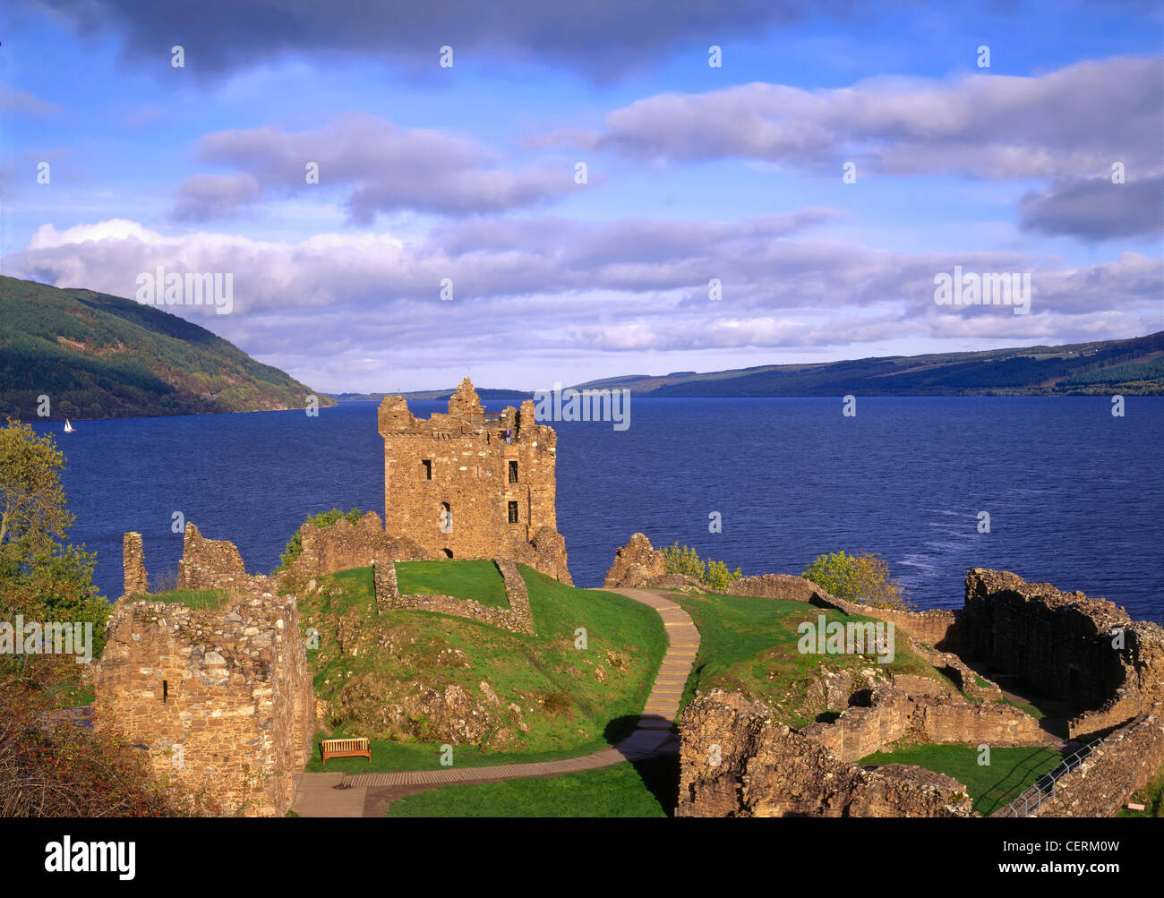 Blick auf Urquhart Castle am Loch Ness. Stockfoto