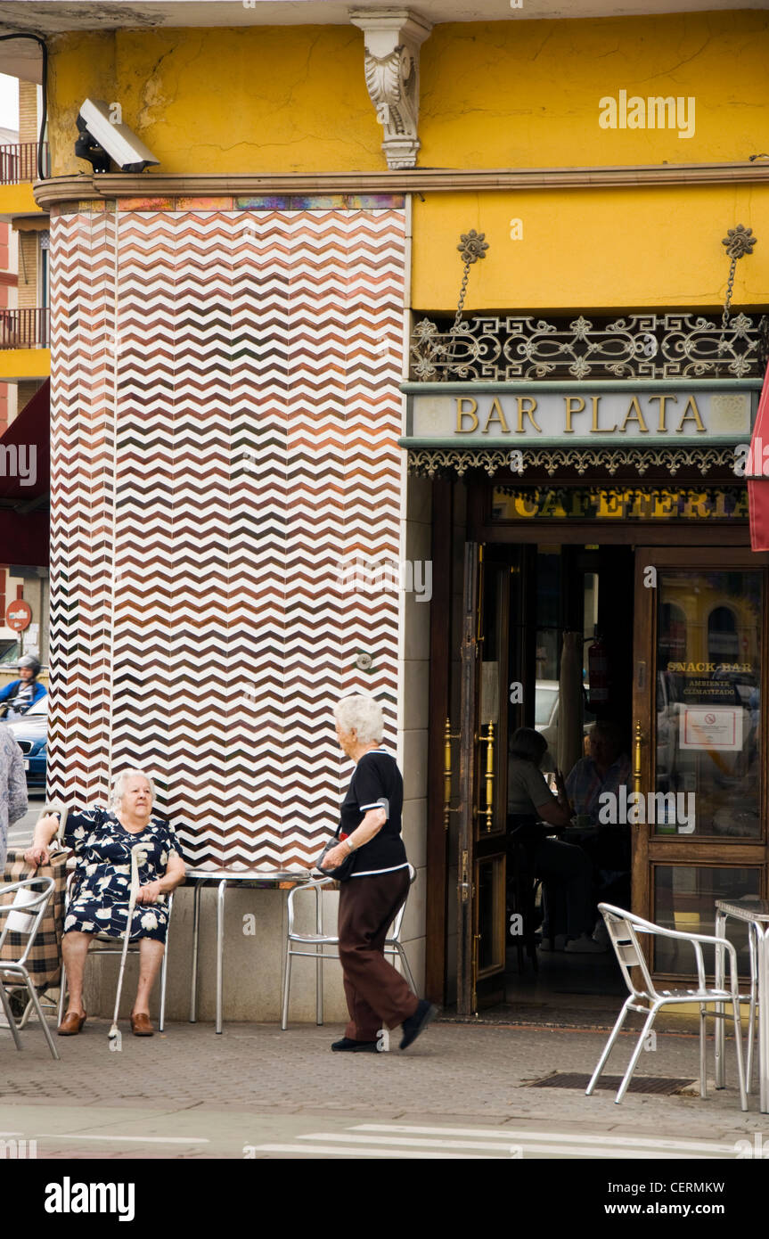 Ältere Frauen in Führungspositionen vor einer spanischen Cafébar Stockfoto