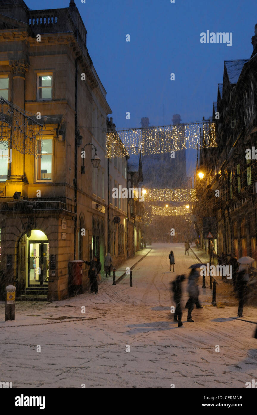 Chester im Schnee mit Weihnachtsbeleuchtung und der Kathedrale im Hintergrund Stockfoto