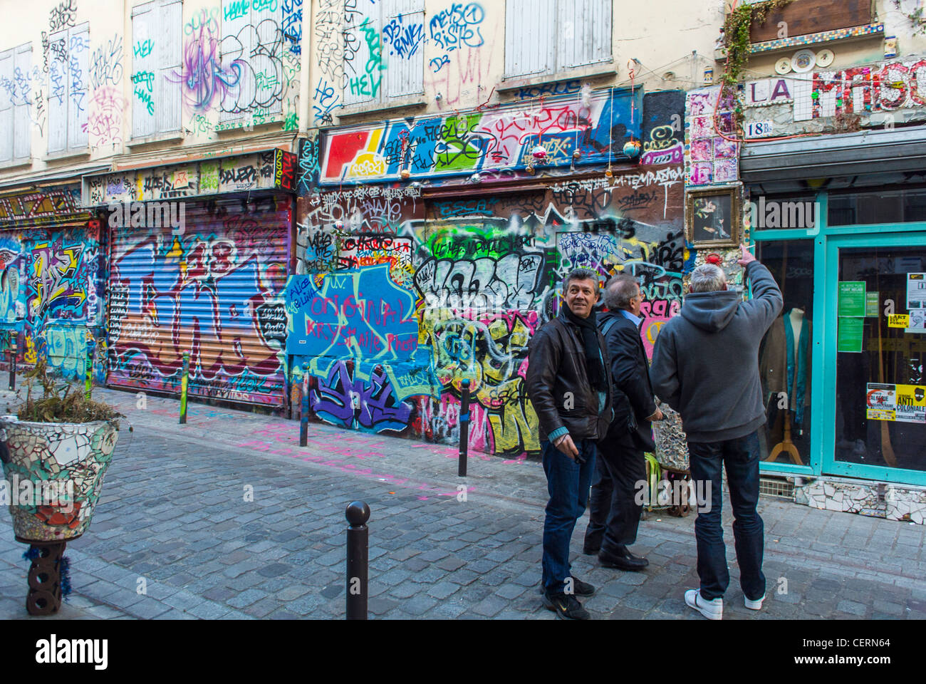 Paris, Frankreich, Gruppe von Männern zu Besuch in Street Art, Wall Graffiti in Belleville District, Rue Denoyez, Ladenfronten, städtische Jugendliche Stockfoto