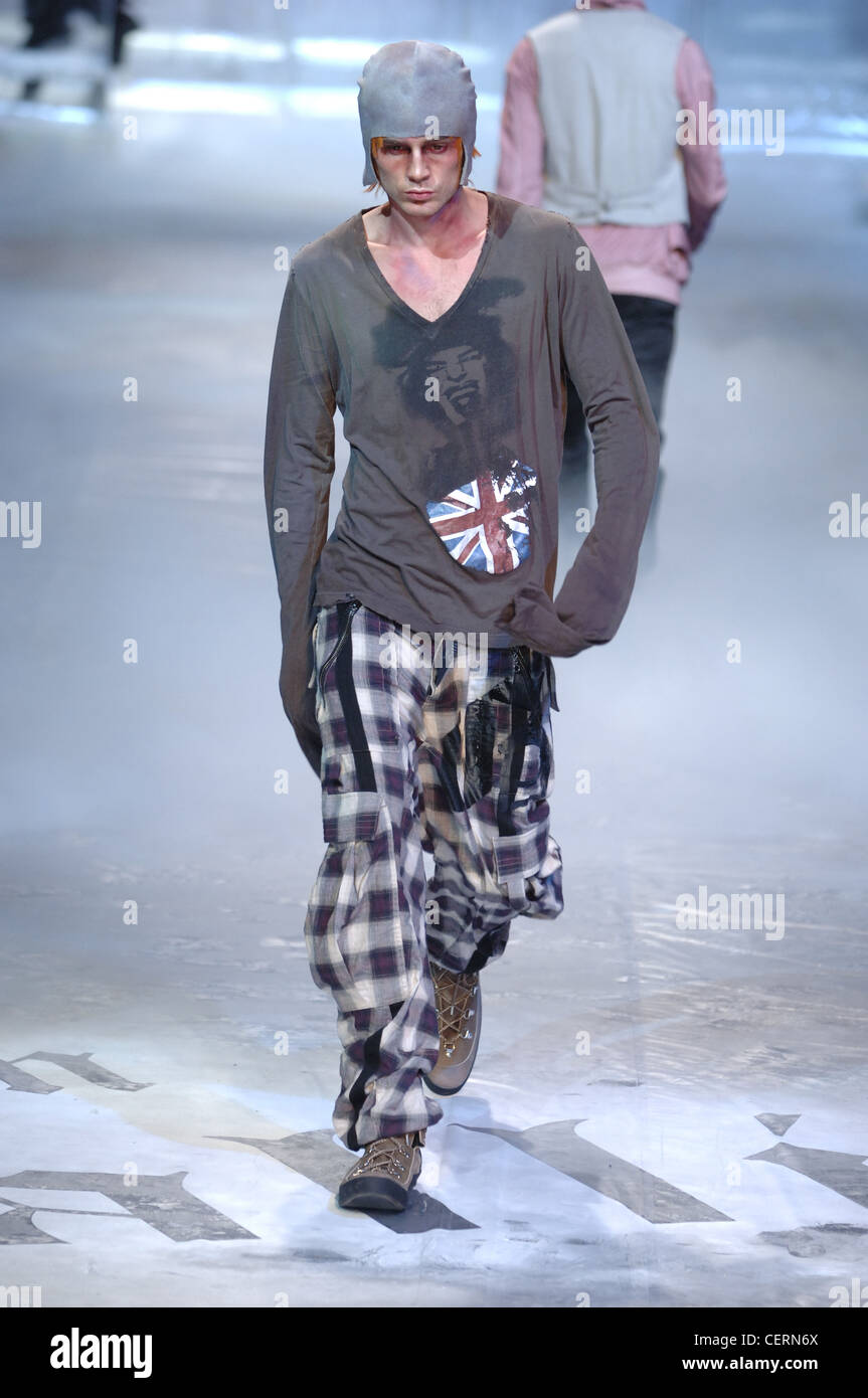 Galliano Paris bereit, tragen Herbst Winter Galliano Porträt Pullover Anschluß-Markierungsfahne und karierte Cargo-Hosen, Turnschuhe und Stockfoto Galliano Paris bereit, tragen Herbst Winter Galliano Porträt Pullover Anschluß-Markierungsfahne und karierte Cargo-Hosen, Turnschuhe und Stockfoto