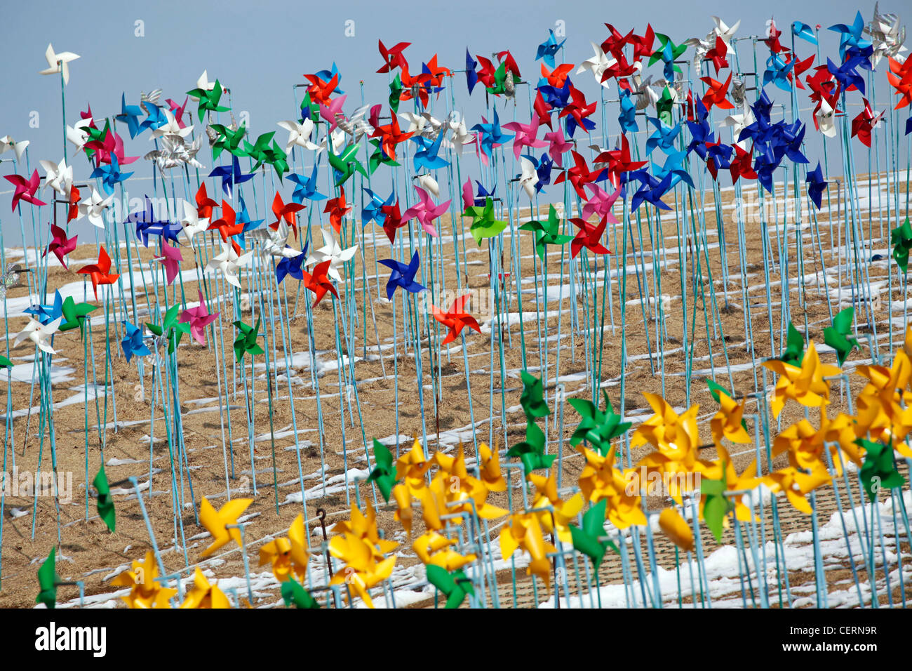 Hügel des Windes mit Hunderten von bunten Plastikspielzeug Windmühlen in der DMZ, De-militarised Zone im Imjingak Park, South Korea Stockfoto