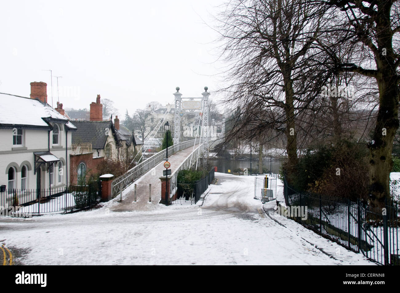 Chester im Schnee zeigen Queens Park Steg Stockfoto
