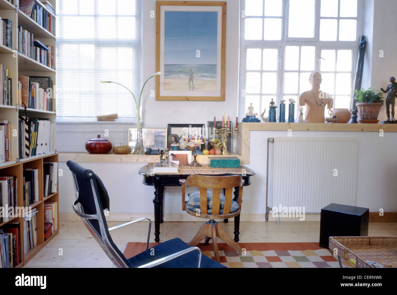 Wohnzimmer Teppich auf hellen Holzboden, große Fenster, Floto Decke Bücherregal, Auswahl an Schmuck, Kerzen und Stockfoto