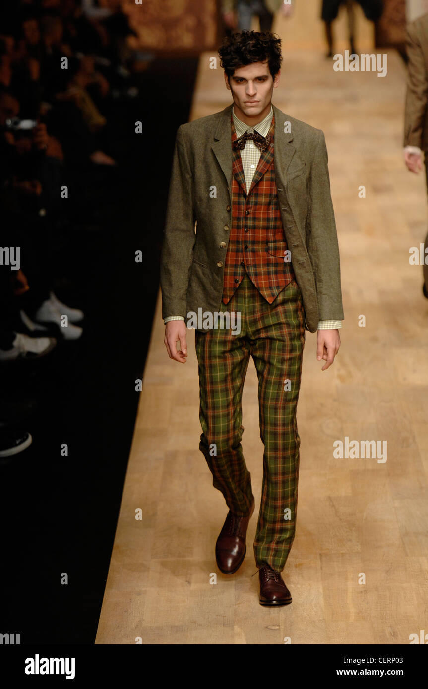 Paul Smith Paris bereit, tragen Herbst Winter Olive Anzug Jacke über Tartan  Weste und schlanke Hose mit braune Schuhe Stockfotografie - Alamy