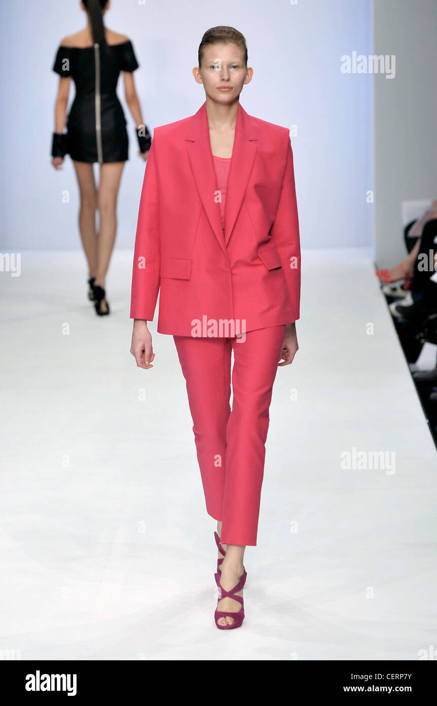 Rosa Hosenanzug und lila Sandalen Stockfoto