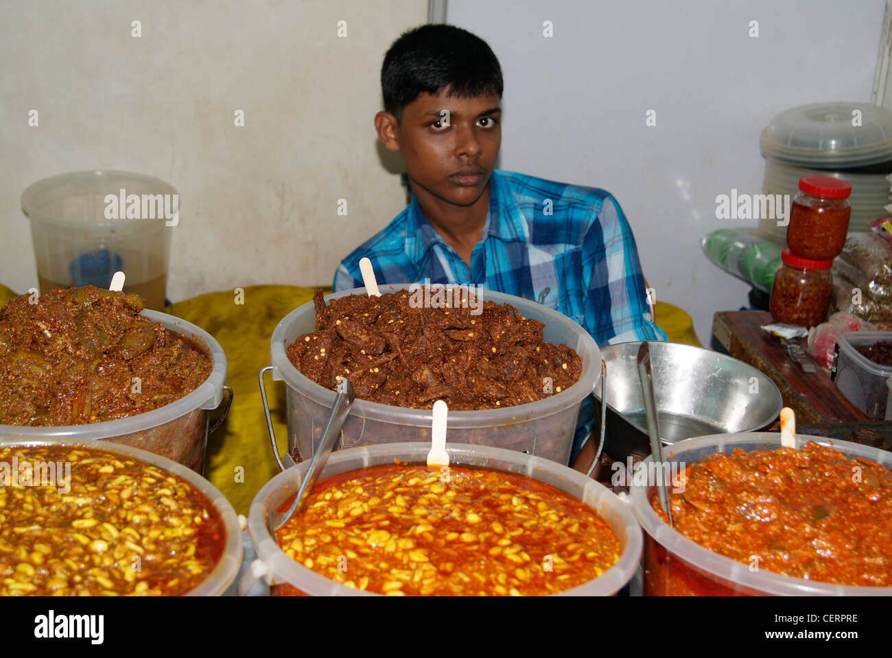 Gurken-Verkäufer in Indien mit Vielzahl von leckeren Salaten Stockfoto