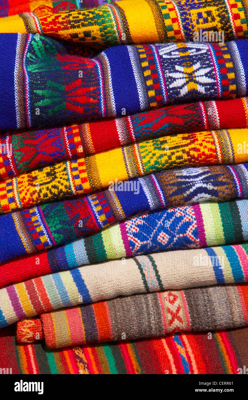 Stoffe zum Verkauf, Chincherro Markt, nr Cusco, Peru Stockfoto