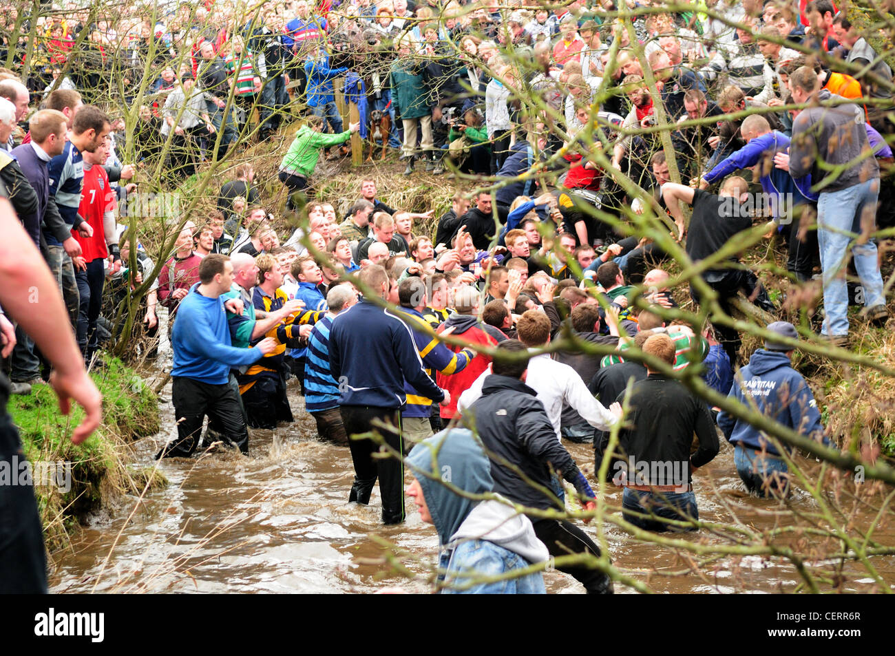 Die königlichen Ashbourne Fasching Fußball Match 2012 Derbyshire England. Stockfoto