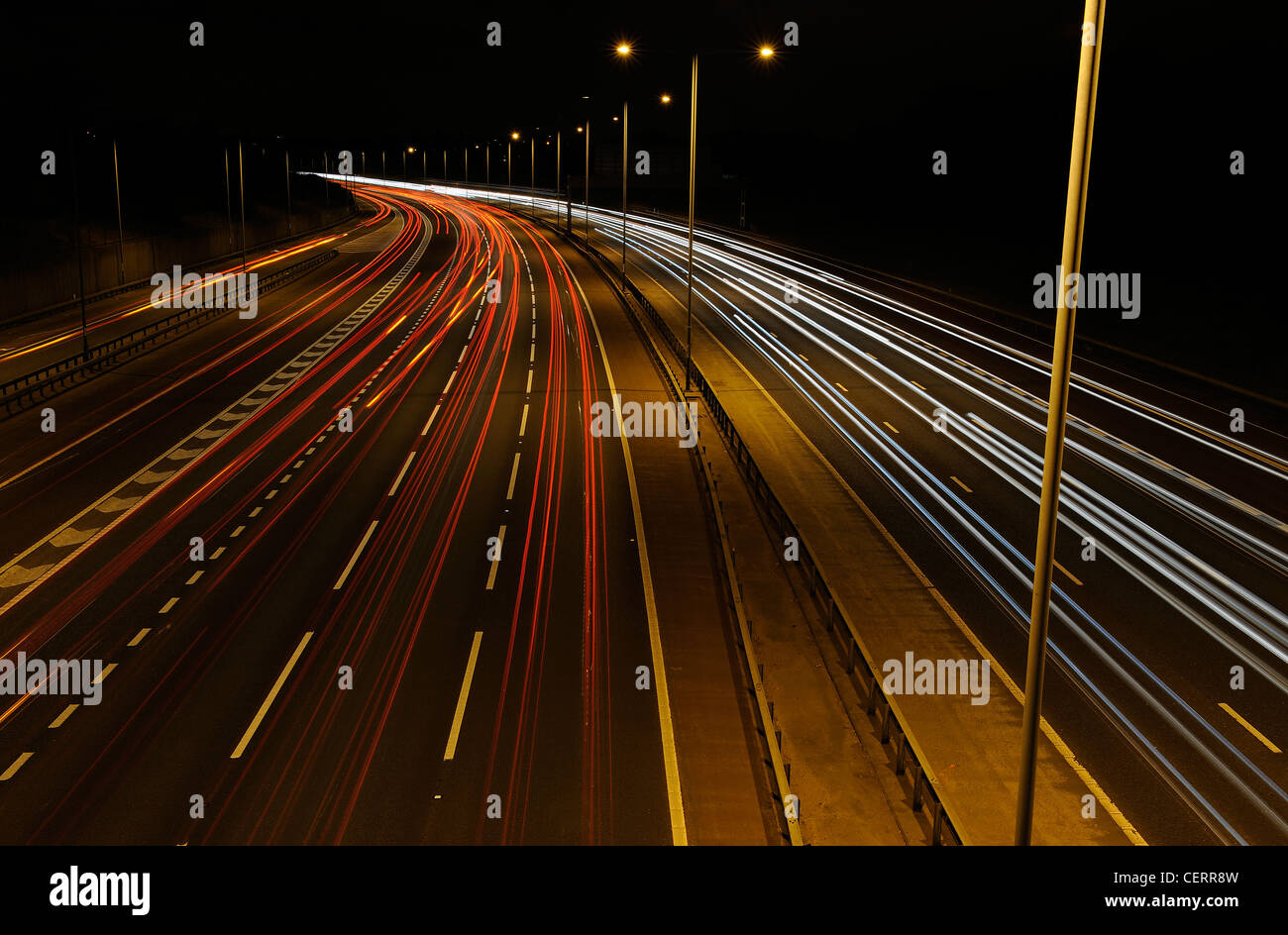 Nacht Blick von einer Brücke der Lichtspuren vom Verkehr auf der Autobahn M25. Stockfoto