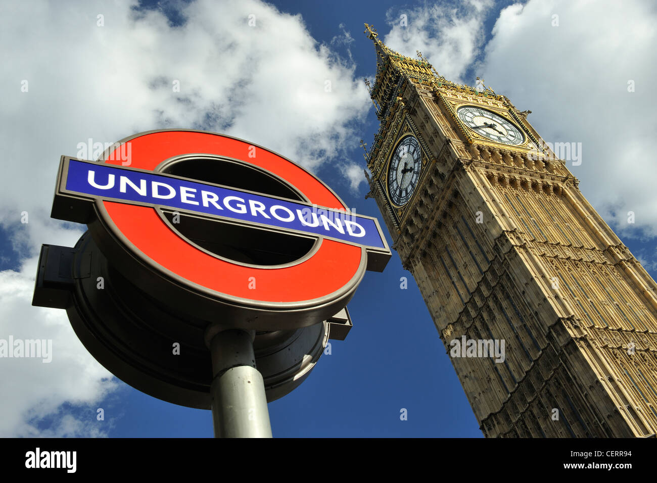 London underground-Zeichen neben Big Ben. Stockfoto