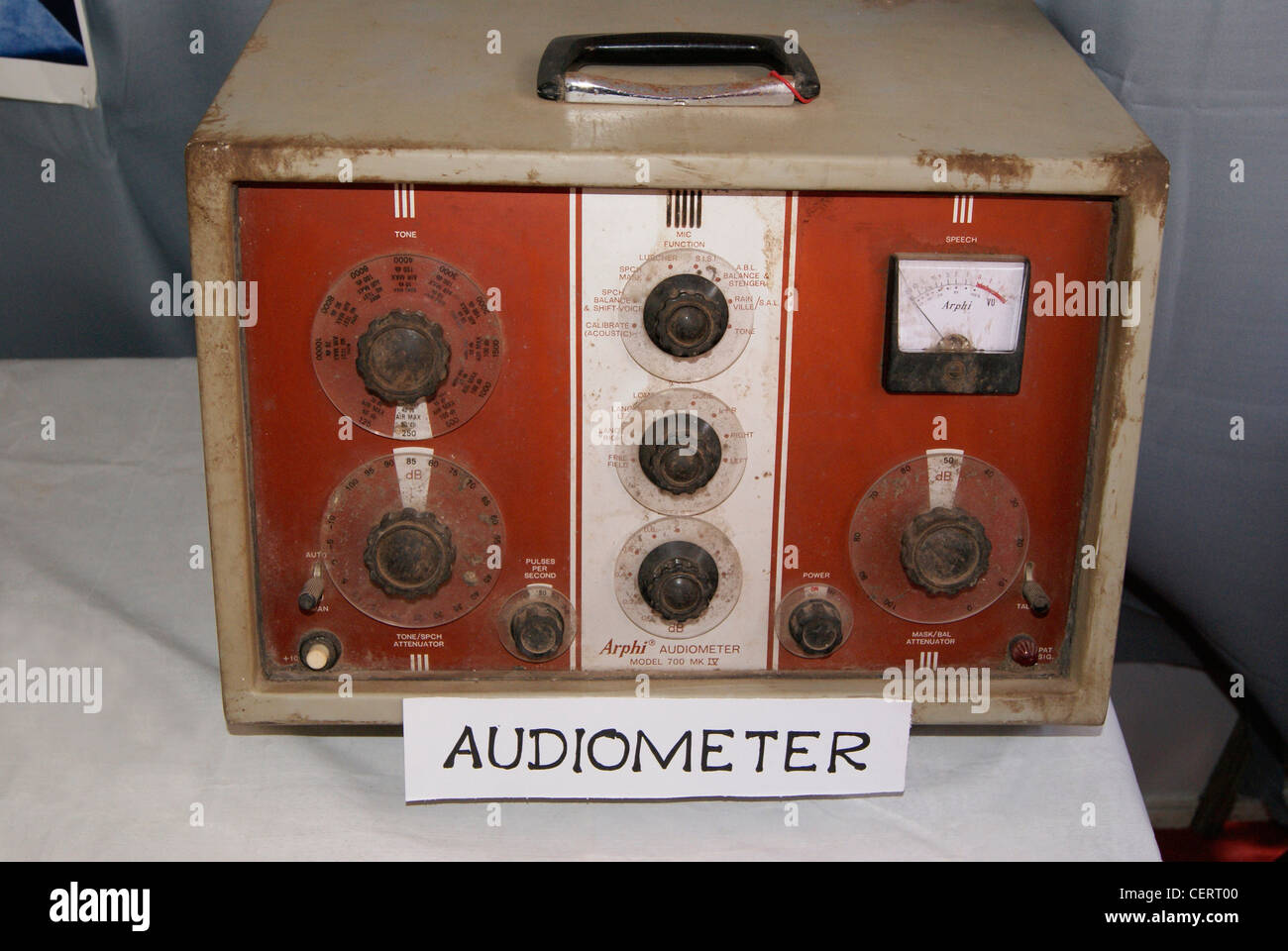 Eine alte Audiometer im Krankenhaus der indischen Regierung. Stockfoto