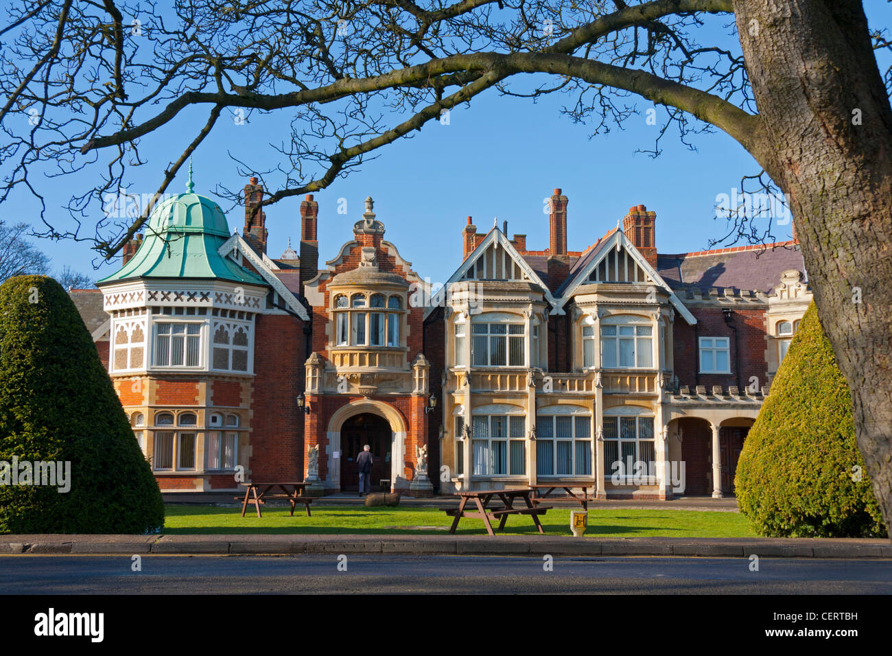 Die Fassade des Bletchley Park Mansion in Buckinghamshire, England. Die Heimat der Briten code Breakers im zweiten Weltkrieg. Stockfoto