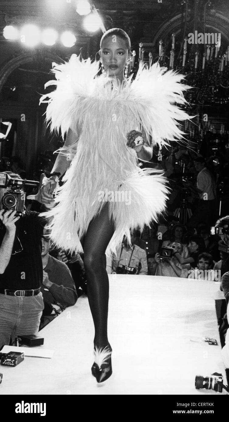 Yves Saint Laurent Haute Couture Autumn Winter Model Naomi Campbell trägt weiße Federkleid großen gefiederten Schultern Stockfoto