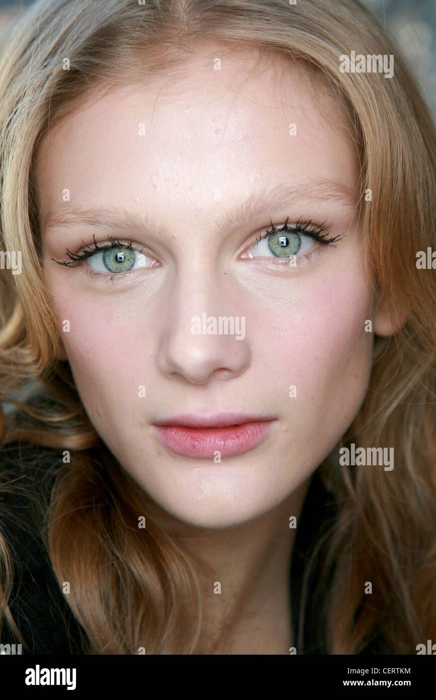 DKNY BACKSTAGE New York bereit zu tragen Herbst Wintermodell mit schwarzer Mascara und weiche rosa Lippen Stockfoto