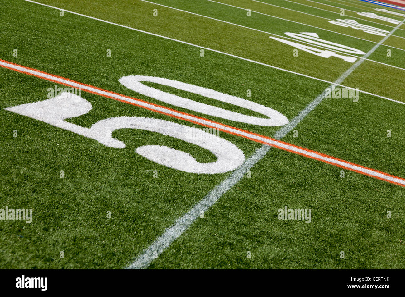 Die 50 harte Linie auf eine amerikanische Fußballplatz mit Kunstrasen Stockfoto