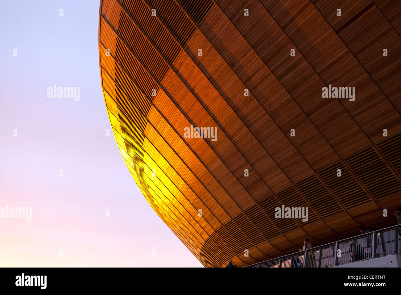 Sonnenuntergang vor der Olympischen Velodrom, Olympiapark, London, England, UK. Stockfoto