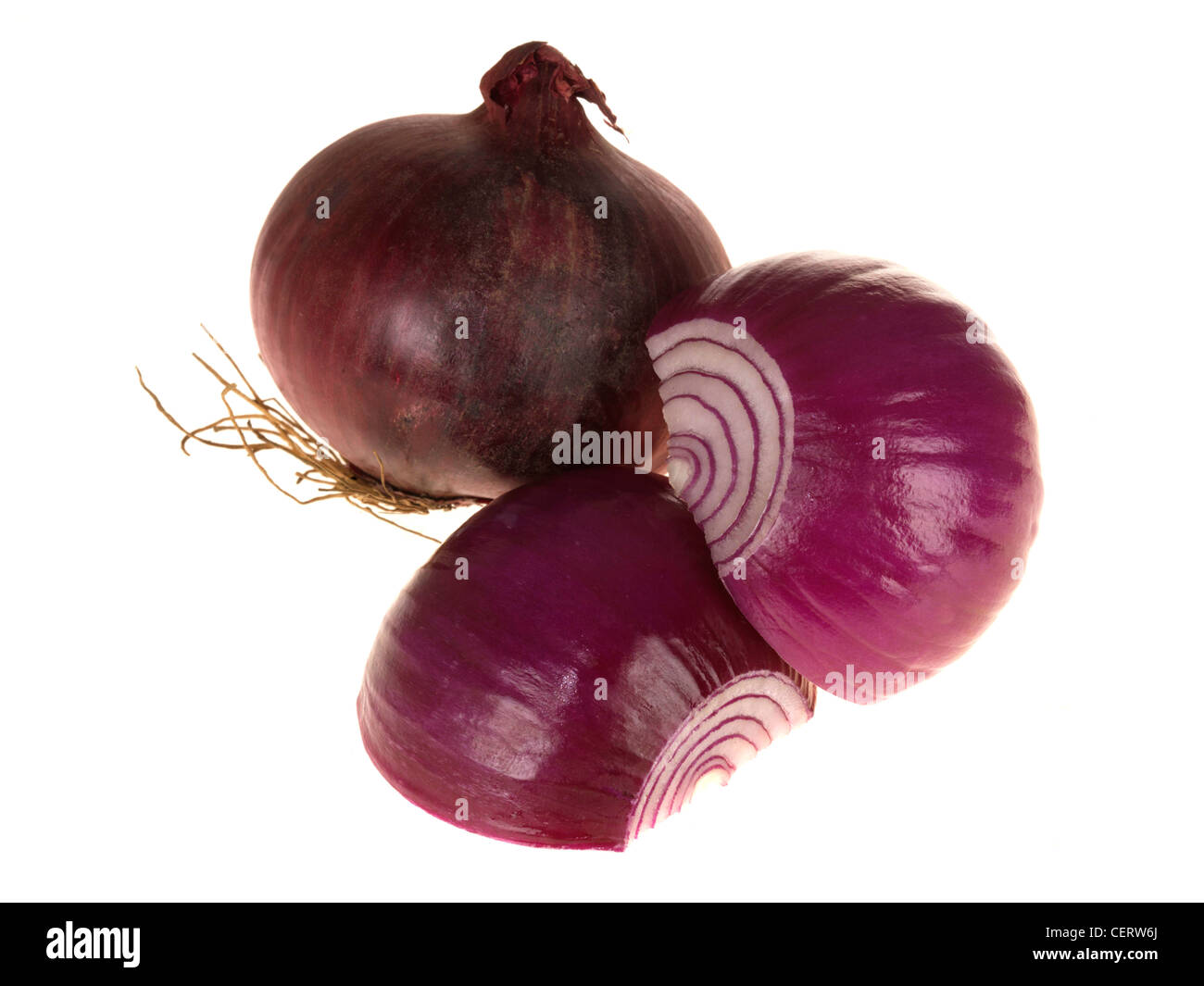 Frische reife duftenden Raw bereit zu Kochen, Roten Zwiebeln, isoliert weißer Hintergrund, Beschneidungspfade und keine Leute Stockfoto