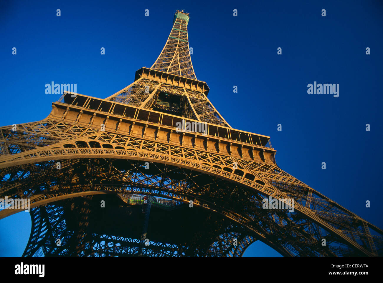 Eiffel-Turm (Blick zum Himmel von unten), Paris, Frankreich Stockfoto