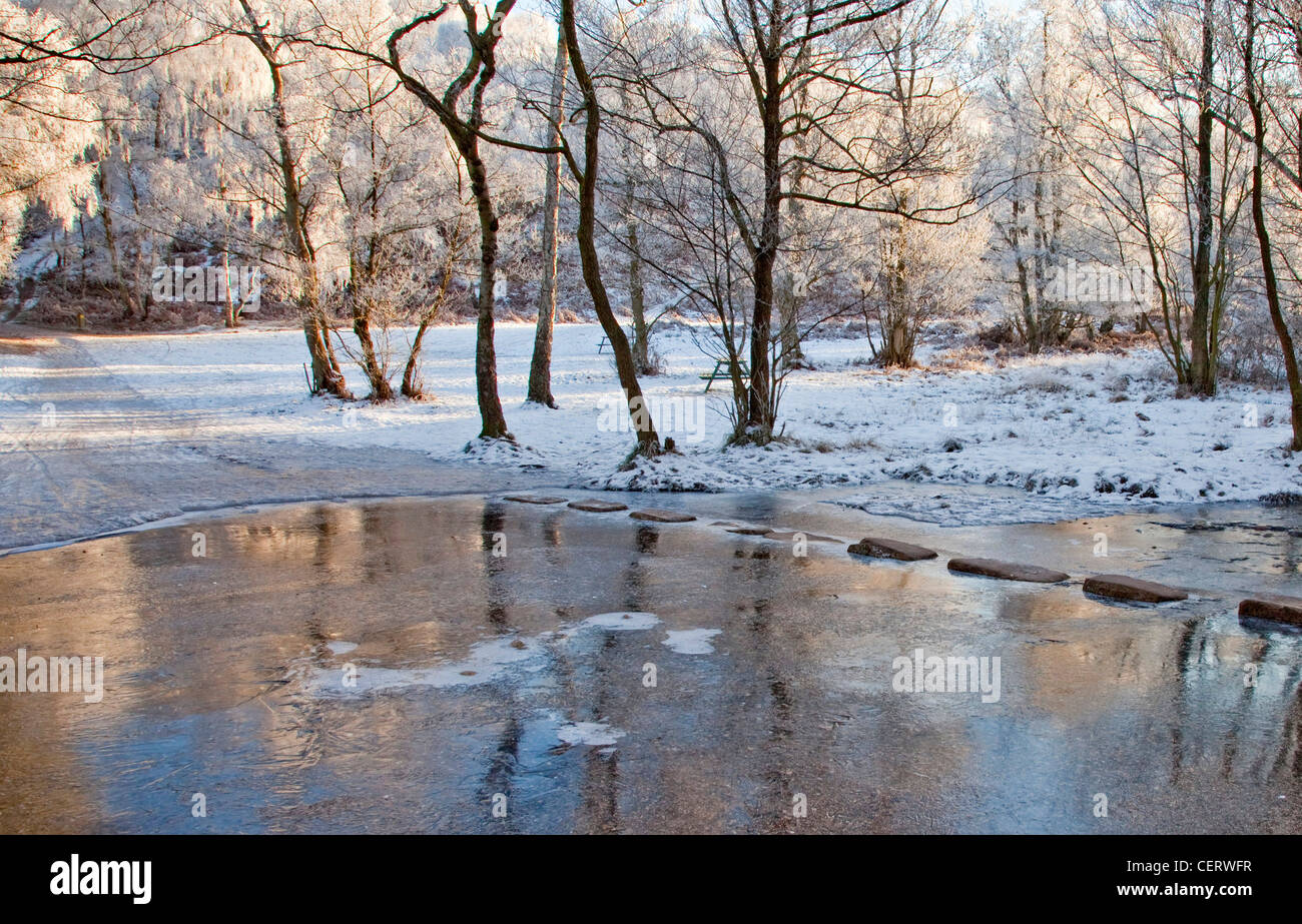 Schöne Winterlandschaft, Stepping Stones Sherbrooke Tal Frühwinter Cannock Chase Country Park AONB Stockfoto