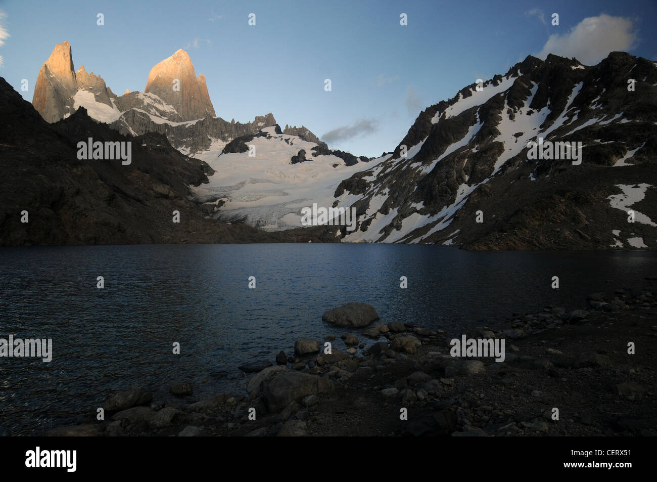 Morgendämmerung auf den Gipfeln des Monte Fitz Roy (El Chalten), der Nationalpark Los Glaciares, Patagonien, Argentinien Stockfoto