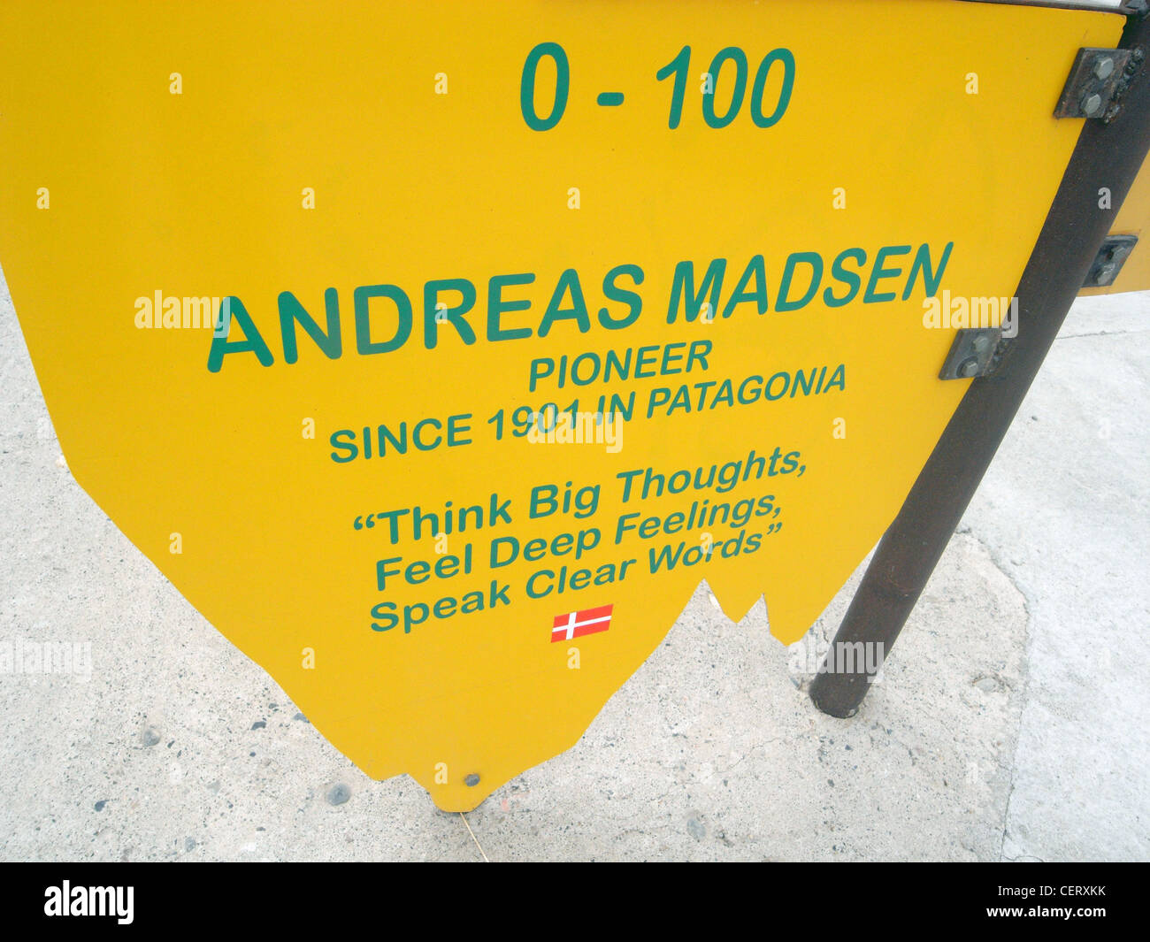 Straßenschild in El Chalten mit einem Zitat von Pioneer Andreas Madsen, Patagonien, Argentinien. Keine PR Stockfoto