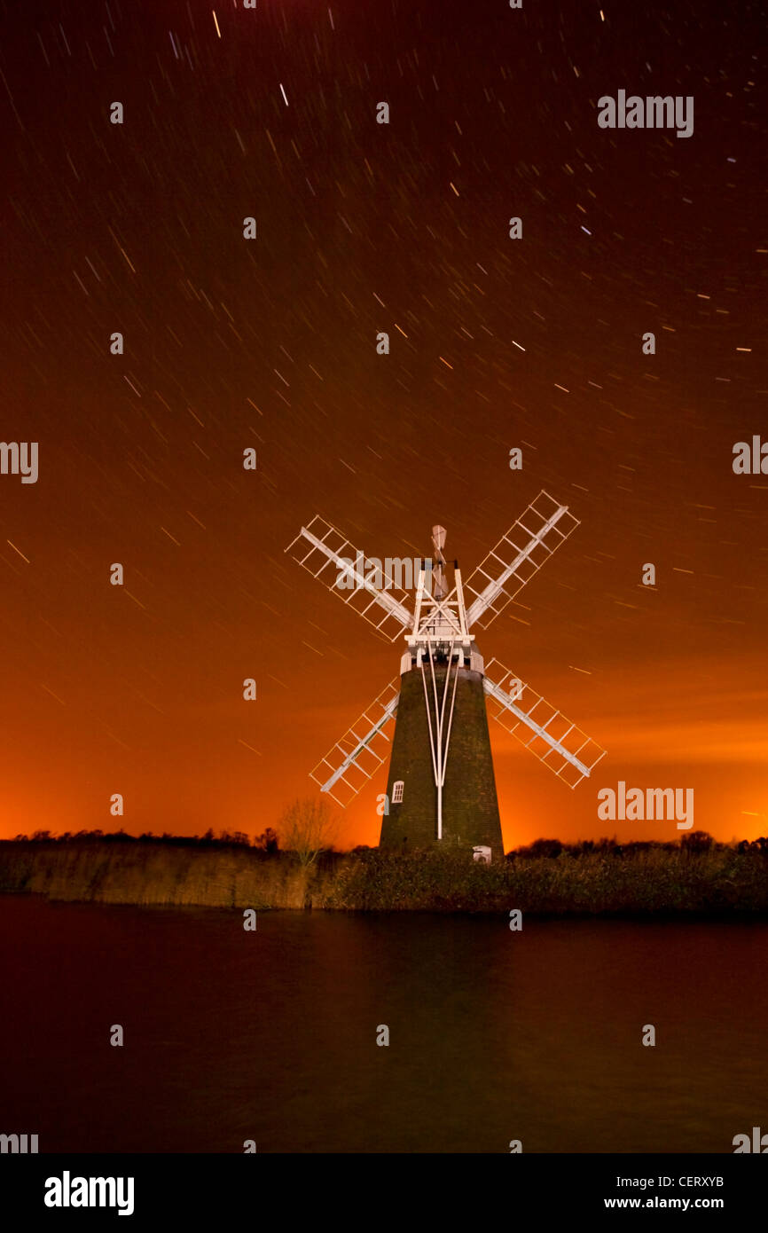 Turf Moor in der Nacht mit Sternspuren Windmühle. Stockfoto