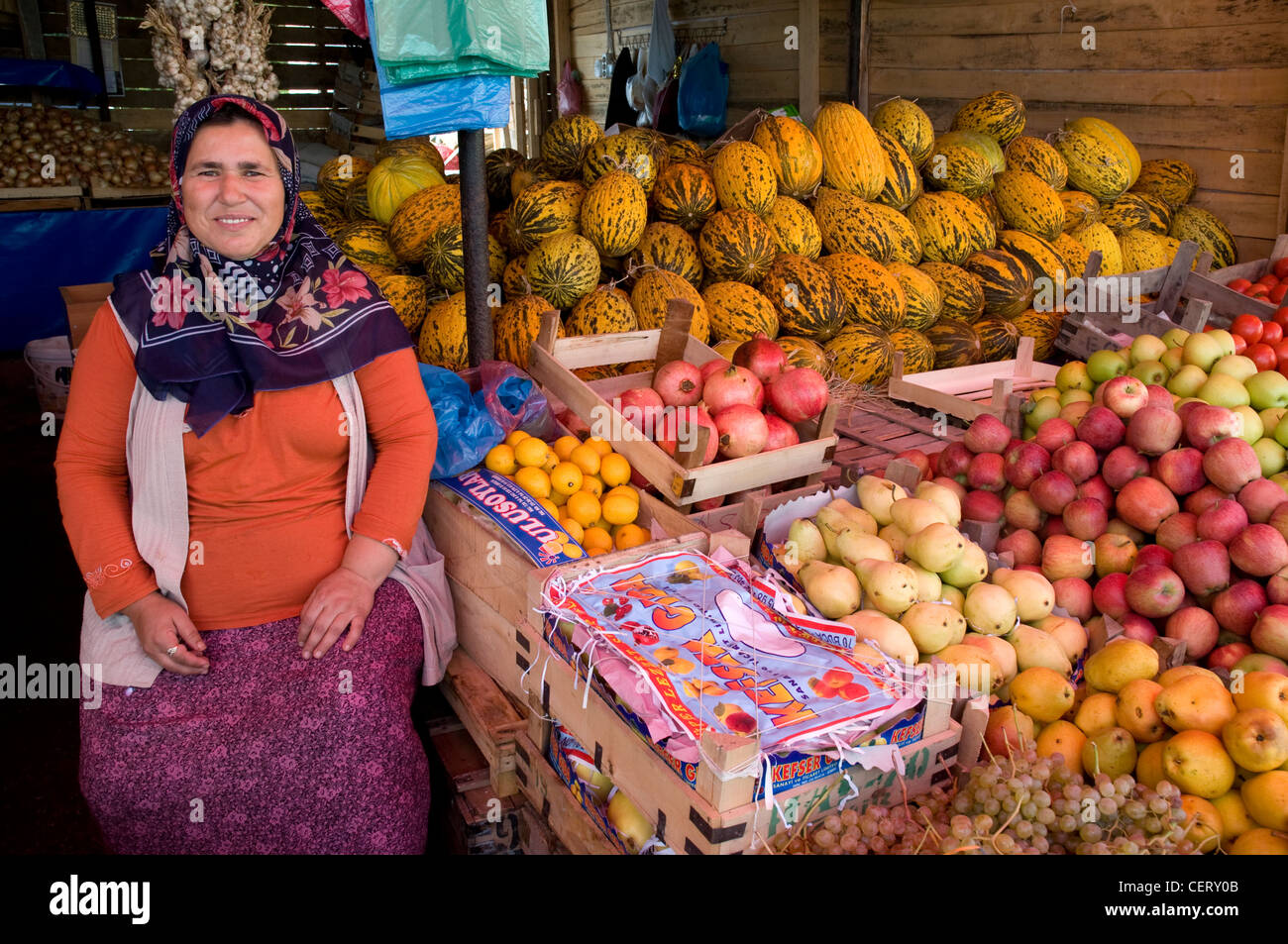 Frau und Obst Stall, Türkei Stockfoto