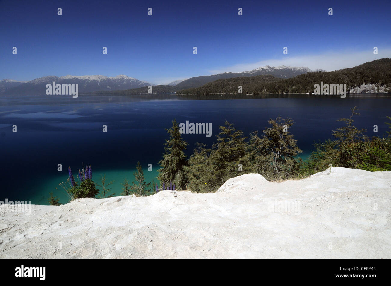 Asche am Ufer des Sees Nahuel Huapi von Eruptionen des nahe gelegenen Volcan Puyehue (Wolke am Horizont sichtbar), Patagonien, Argentinien Stockfoto